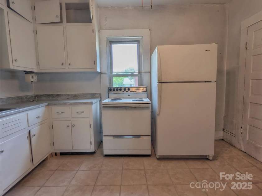 251 Westwood Circle, Waynesville, NC 28786.  MLS# CAR4270105, YatesRealty ID 32359. 