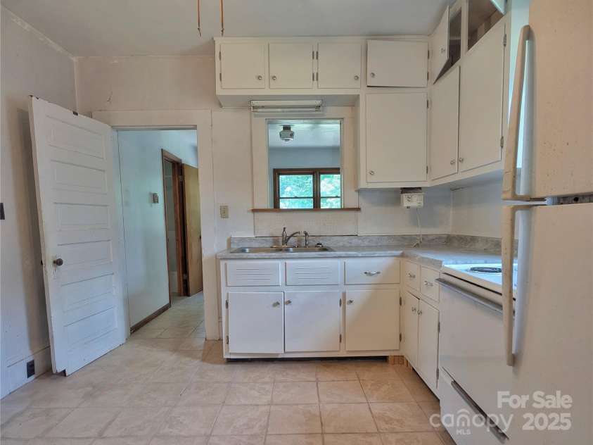 251 Westwood Circle, Waynesville, NC 28786.  MLS# CAR4270105, YatesRealty ID 32359. 