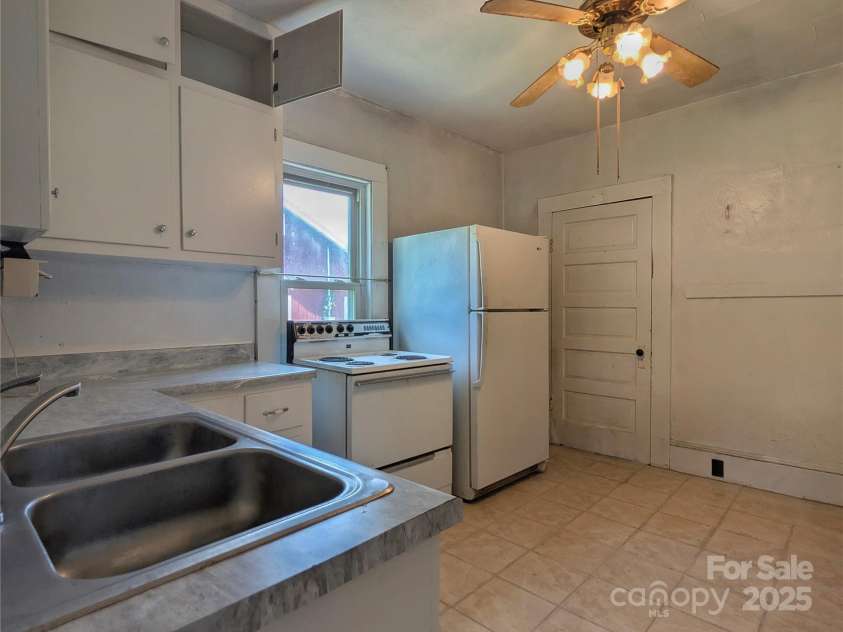 251 Westwood Circle, Waynesville, NC 28786.  MLS# CAR4270105, YatesRealty ID 32359. 