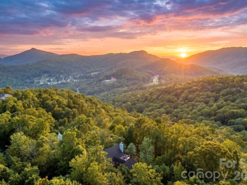 569 Shelter Rock Circle, Sugar Mountain, NC 28604.  MLS# CAR4392752, YatesRealty ID 32359. 