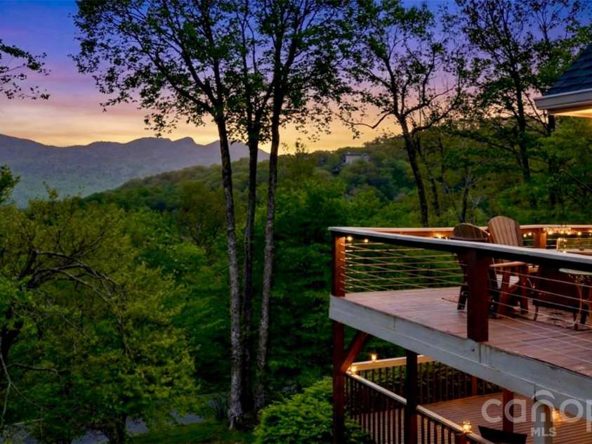 569 Shelter Rock Circle, Sugar Mountain, NC 28604.  MLS# CAR4392752, YatesRealty ID 32359. 