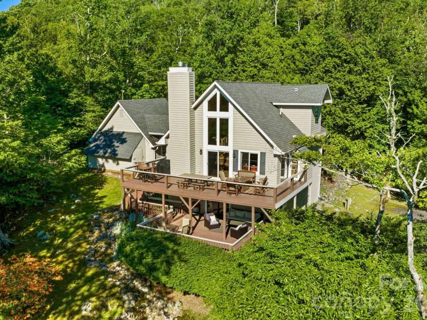 569 Shelter Rock Circle, Sugar Mountain, NC 28604.  MLS# CAR4392752, YatesRealty ID 32359. 