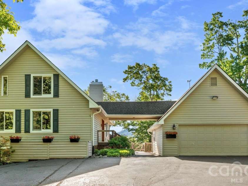 569 Shelter Rock Circle, Sugar Mountain, NC 28604.  MLS# CAR4392752, YatesRealty ID 32359. 