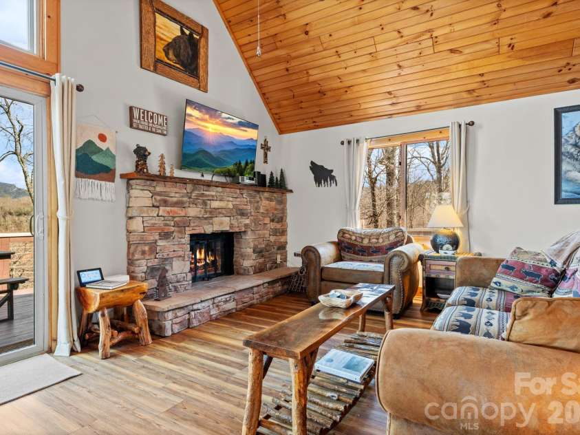 569 Shelter Rock Circle, Sugar Mountain, NC 28604.  MLS# CAR4392752, YatesRealty ID 32359. 