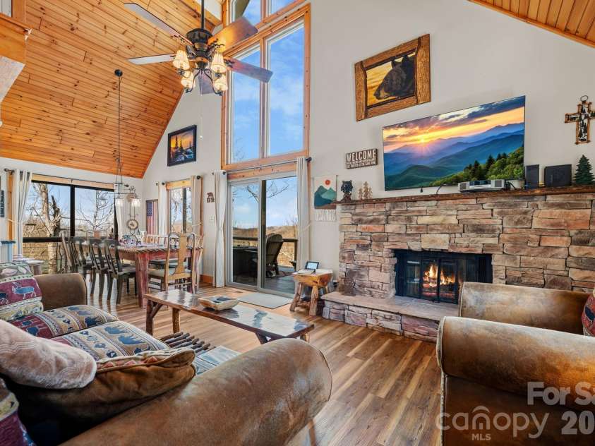 569 Shelter Rock Circle, Sugar Mountain, NC 28604.  MLS# CAR4392752, YatesRealty ID 32359. 