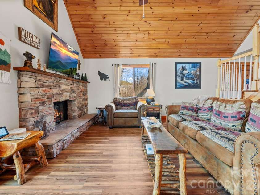 569 Shelter Rock Circle, Sugar Mountain, NC 28604.  MLS# CAR4392752, YatesRealty ID 32359. 