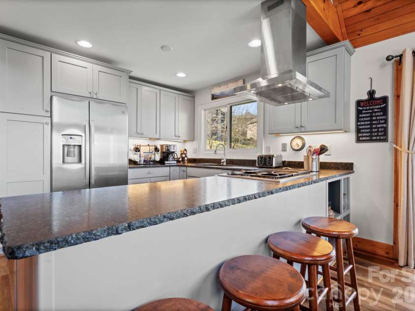 569 Shelter Rock Circle, Sugar Mountain, NC 28604.  MLS# CAR4392752, YatesRealty ID 32359. 