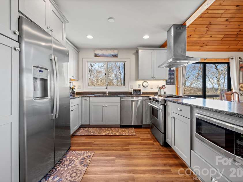 569 Shelter Rock Circle, Sugar Mountain, NC 28604.  MLS# CAR4392752, YatesRealty ID 32359. 