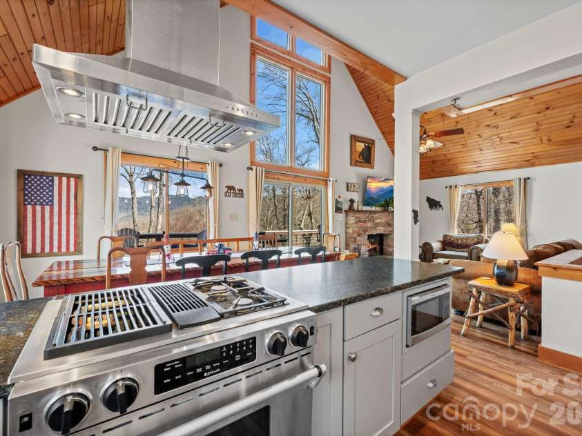 569 Shelter Rock Circle, Sugar Mountain, NC 28604.  MLS# CAR4392752, YatesRealty ID 32359. 