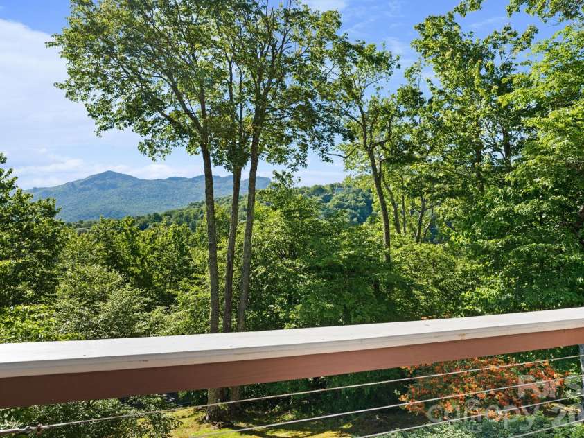 569 Shelter Rock Circle, Sugar Mountain, NC 28604.  MLS# CAR4392752, YatesRealty ID 32359. 