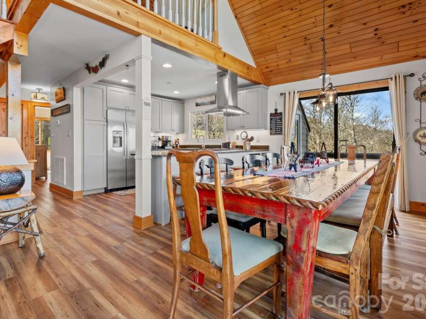 569 Shelter Rock Circle, Sugar Mountain, NC 28604.  MLS# CAR4392752, YatesRealty ID 32359. 