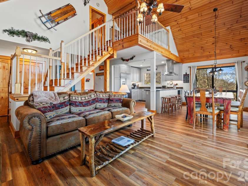 569 Shelter Rock Circle, Sugar Mountain, NC 28604.  MLS# CAR4392752, YatesRealty ID 32359. 