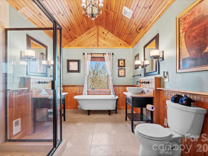 569 Shelter Rock Circle, Sugar Mountain, NC 28604.  MLS# CAR4392752, YatesRealty ID 32359. 