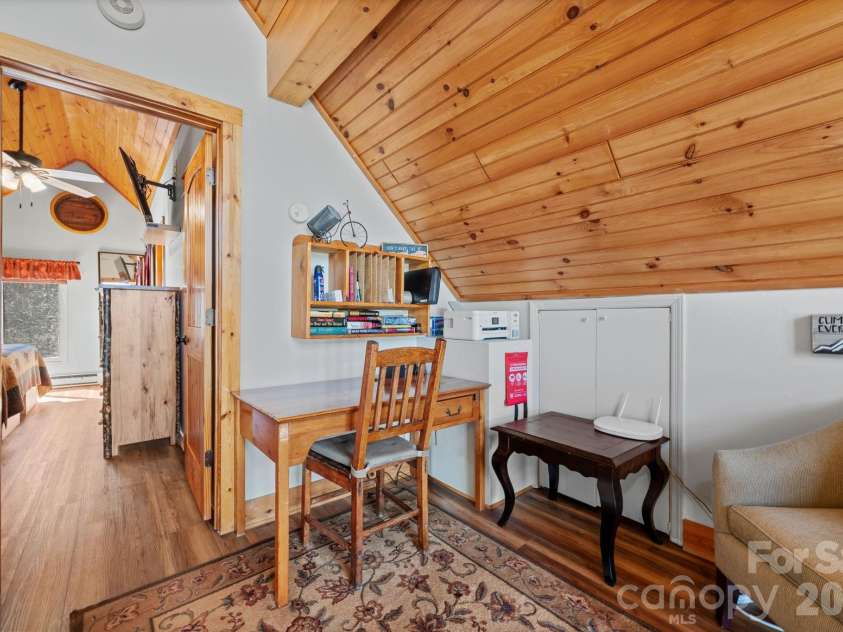 569 Shelter Rock Circle, Sugar Mountain, NC 28604.  MLS# CAR4392752, YatesRealty ID 32359. 