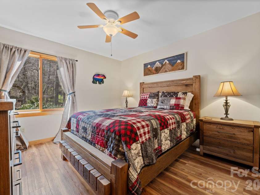 569 Shelter Rock Circle, Sugar Mountain, NC 28604.  MLS# CAR4392752, YatesRealty ID 32359. 