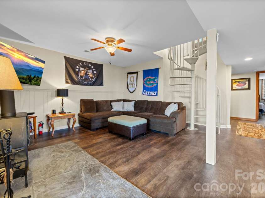 569 Shelter Rock Circle, Sugar Mountain, NC 28604.  MLS# CAR4392752, YatesRealty ID 32359. 