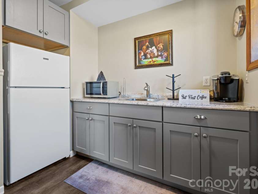 569 Shelter Rock Circle, Sugar Mountain, NC 28604.  MLS# CAR4392752, YatesRealty ID 32359. 