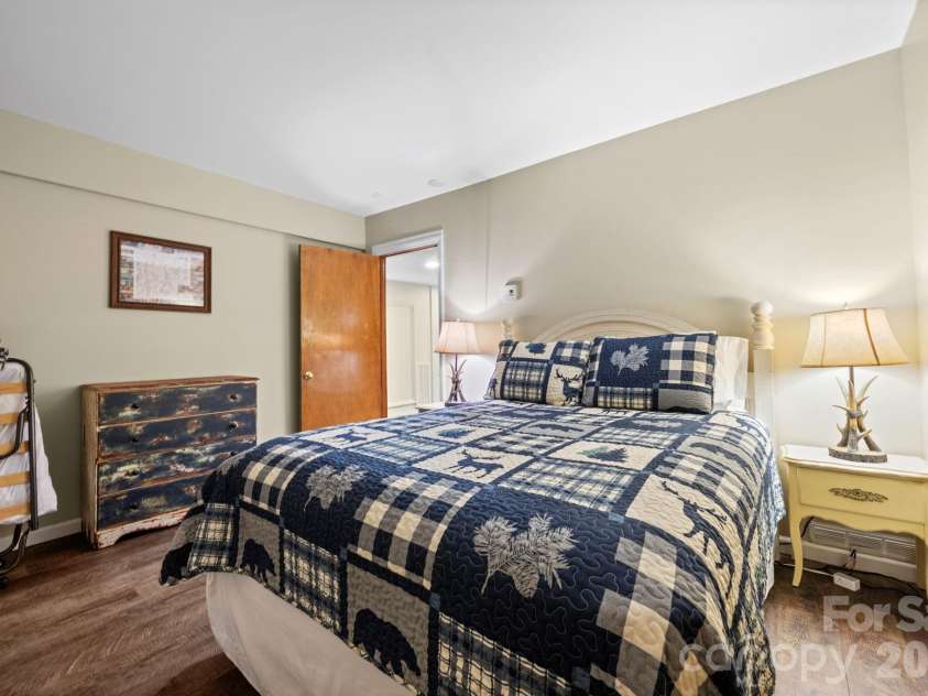 569 Shelter Rock Circle, Sugar Mountain, NC 28604.  MLS# CAR4392752, YatesRealty ID 32359. 