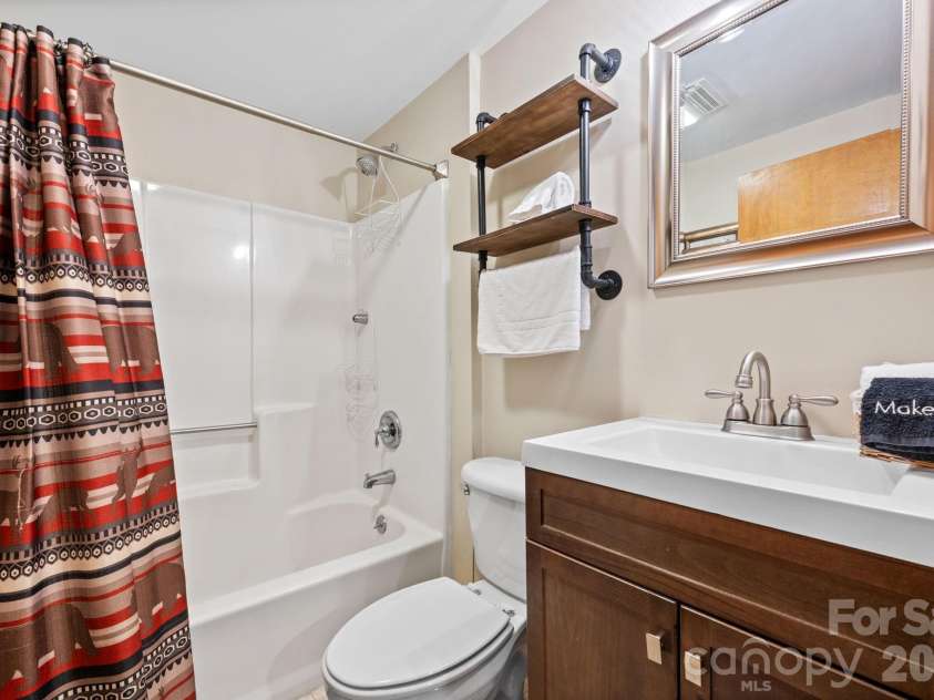 569 Shelter Rock Circle, Sugar Mountain, NC 28604.  MLS# CAR4392752, YatesRealty ID 32359. 