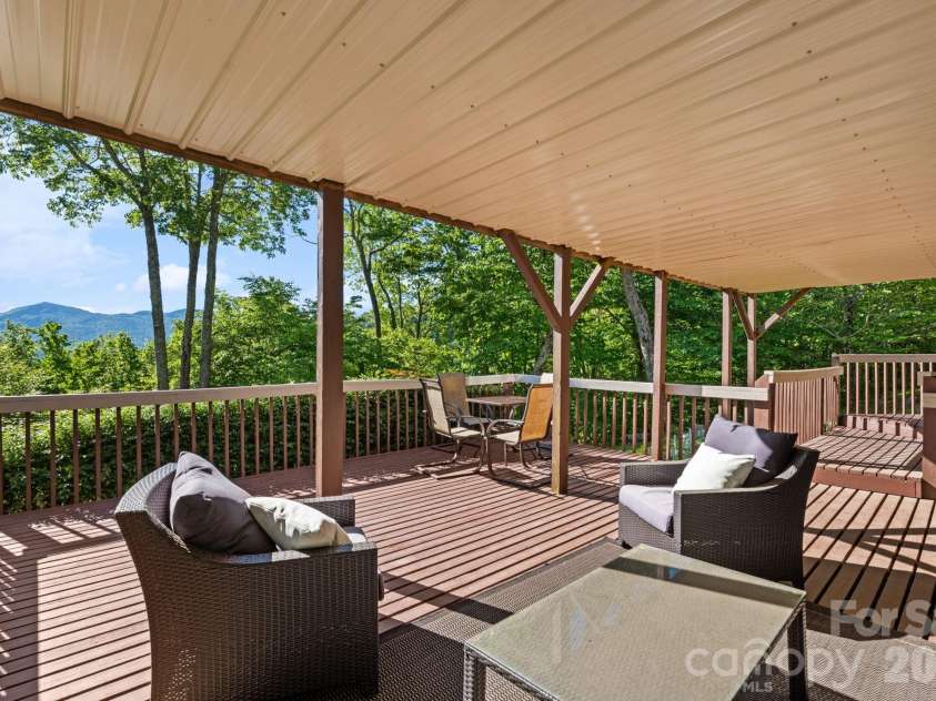 569 Shelter Rock Circle, Sugar Mountain, NC 28604.  MLS# CAR4392752, YatesRealty ID 32359. 