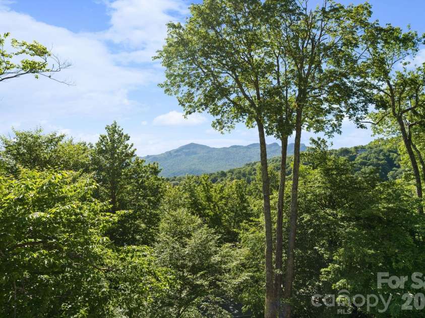 569 Shelter Rock Circle, Sugar Mountain, NC 28604.  MLS# CAR4392752, YatesRealty ID 32359. 