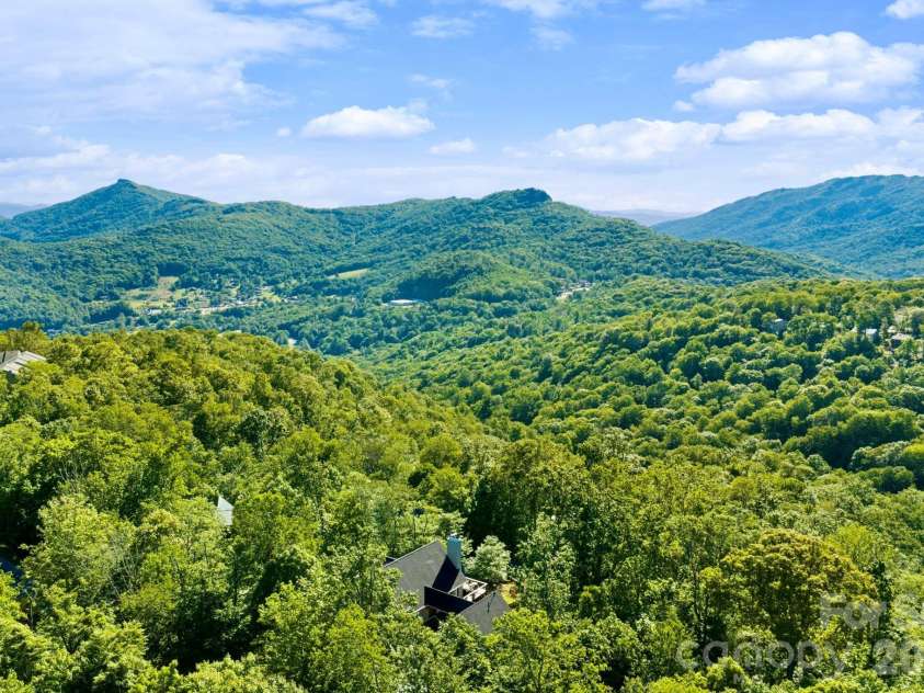 569 Shelter Rock Circle, Sugar Mountain, NC 28604.  MLS# CAR4392752, YatesRealty ID 32359. 