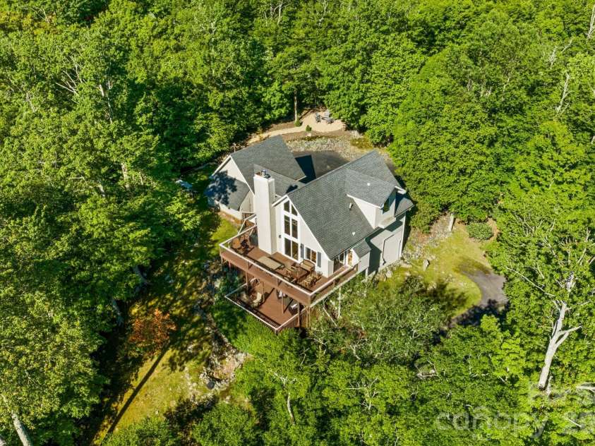 569 Shelter Rock Circle, Sugar Mountain, NC 28604.  MLS# CAR4392752, YatesRealty ID 32359. 
