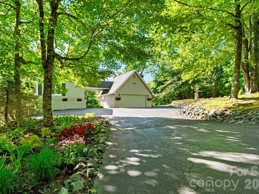569 Shelter Rock Circle, Sugar Mountain, NC 28604.  MLS# CAR4392752, YatesRealty ID 32359. 