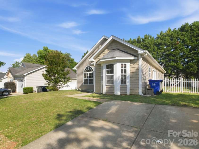 12519 Twelvetrees Lane, Huntersville, NC 28078.  MLS# CAR4375770, YatesRealty ID 32361. Driveway - 2 spots available