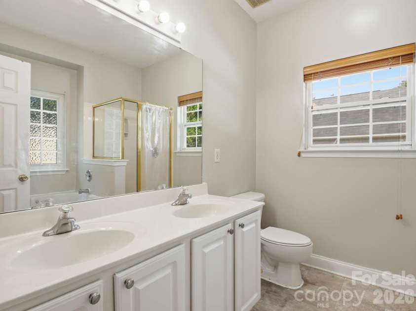 12519 Twelvetrees Lane, Huntersville, NC 28078.  MLS# CAR4375770, YatesRealty ID 32361. Primary Bathroom
