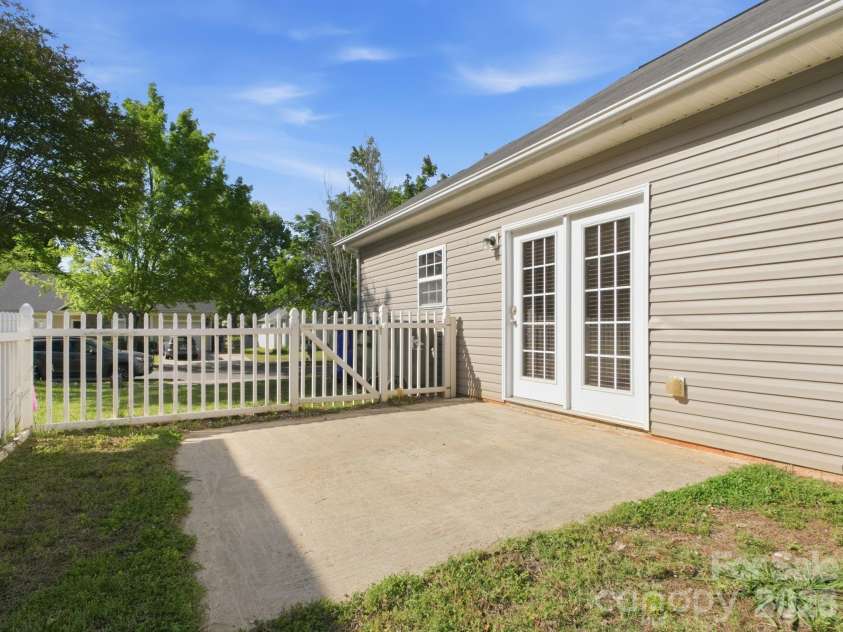 12519 Twelvetrees Lane, Huntersville, NC 28078.  MLS# CAR4375770, YatesRealty ID 32361. Side Patio
