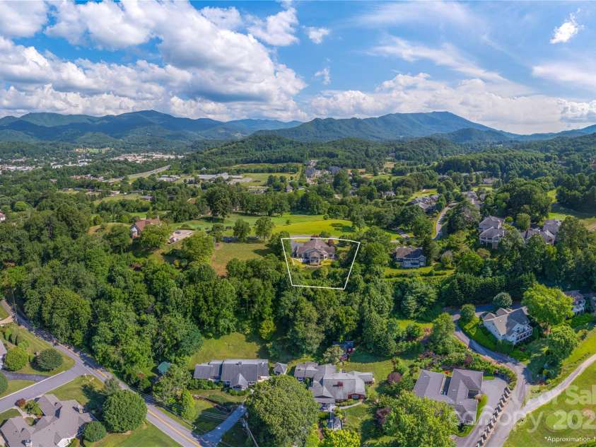 31 Chickering Lane, Waynesville, NC 28786.  MLS# CAR4278199, YatesRealty ID 32361. 