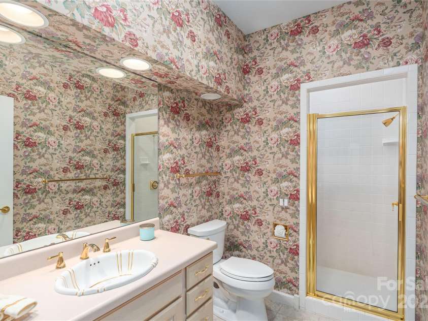 31 Chickering Lane, Waynesville, NC 28786.  MLS# CAR4278199, YatesRealty ID 32361. Guest bath