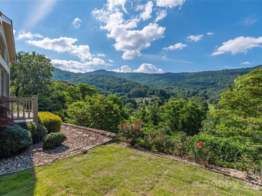 31 Chickering Lane, Waynesville, NC 28786.  MLS# CAR4278199, YatesRealty ID 32361. Wow