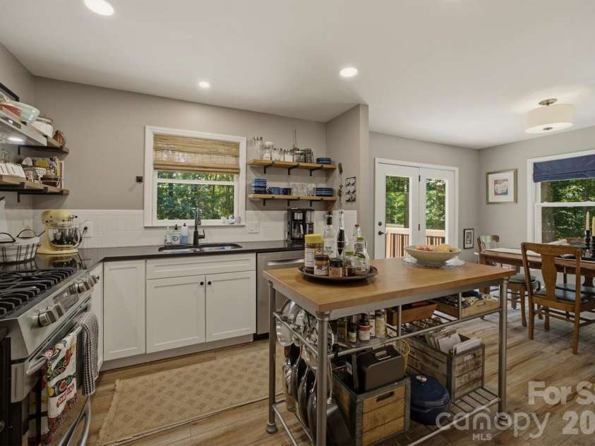 104 Oakwood Drive, Morganton, NC 28655.  MLS# CAR4392959, YatesRealty ID 32362. Kitchen