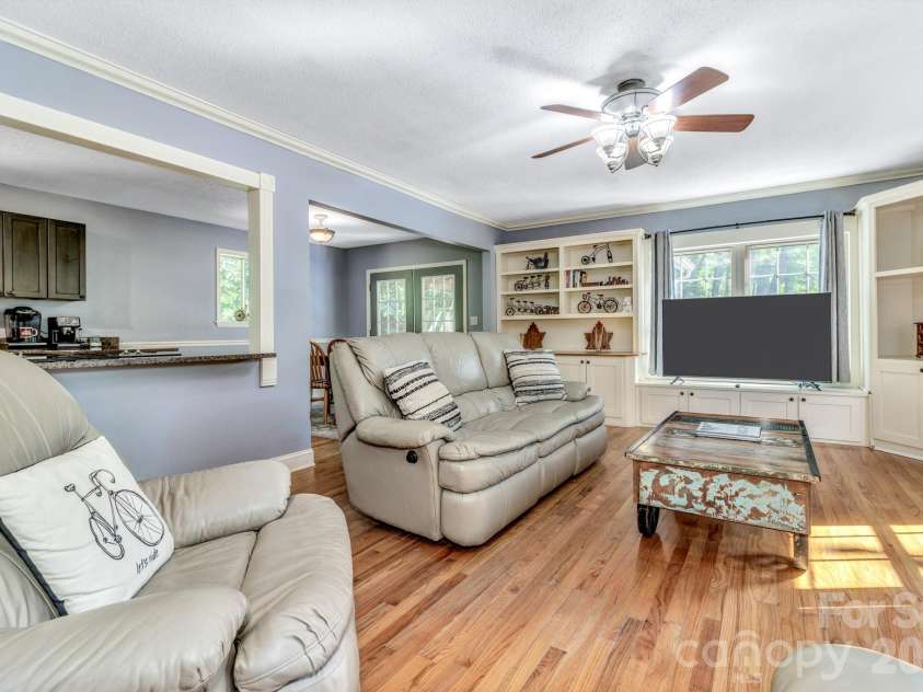 125 Hondah Boulevard, Brevard, NC 28712.  MLS# CAR4395240, YatesRealty ID 32363. 