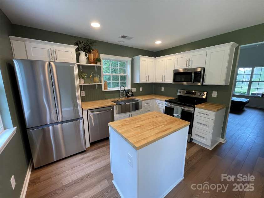 435 Scarlett Lane, Fort Mill, SC 29715.  MLS# CAR4290801, YatesRealty ID 32363. Kitchen