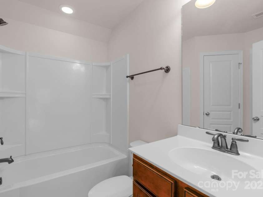 10604 Waxhaw Manor Drive, Waxhaw, NC 28173.  MLS# CAR4287173, YatesRealty ID 32364. 3rd floor Bath