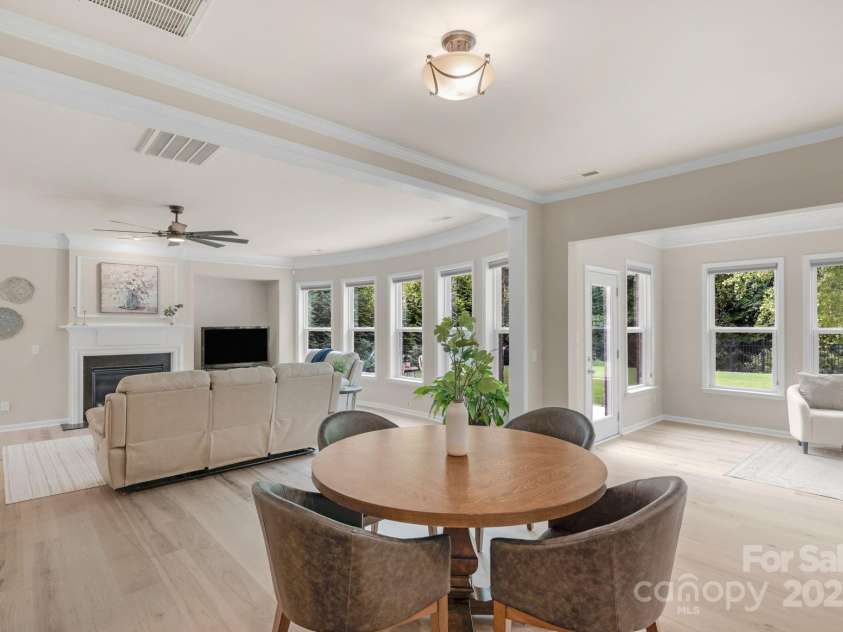 10604 Waxhaw Manor Drive, Waxhaw, NC 28173.  MLS# CAR4287173, YatesRealty ID 32364. Family room/Sunroom