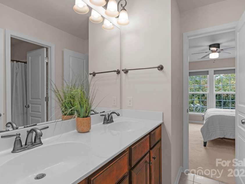 10604 Waxhaw Manor Drive, Waxhaw, NC 28173.  MLS# CAR4287173, YatesRealty ID 32364. Jack and Jill Bathroom
