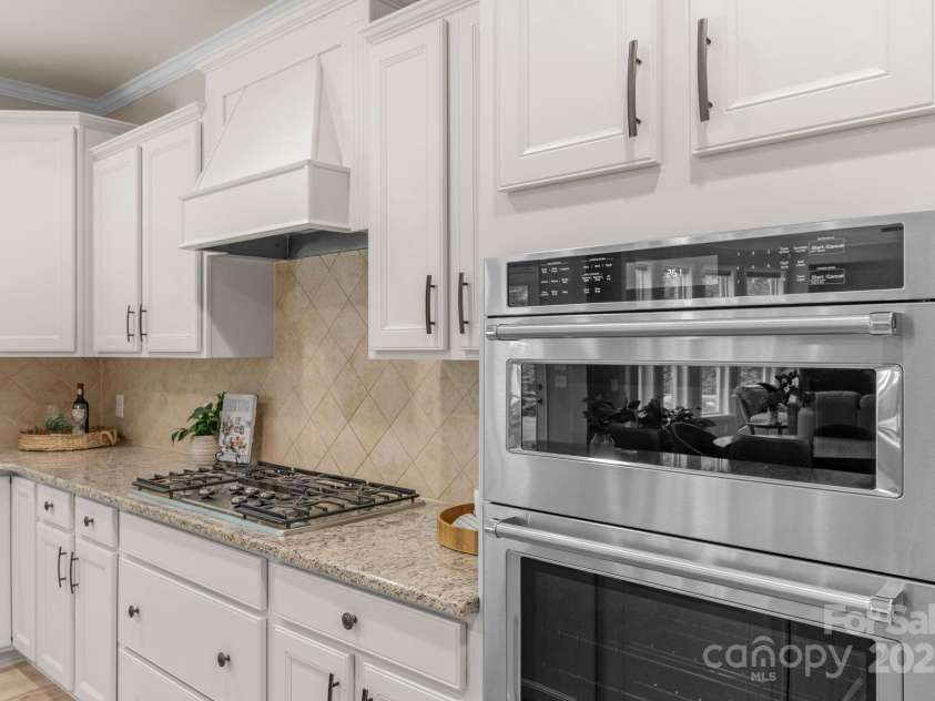 10604 Waxhaw Manor Drive, Waxhaw, NC 28173.  MLS# CAR4287173, YatesRealty ID 32364. Kitchen