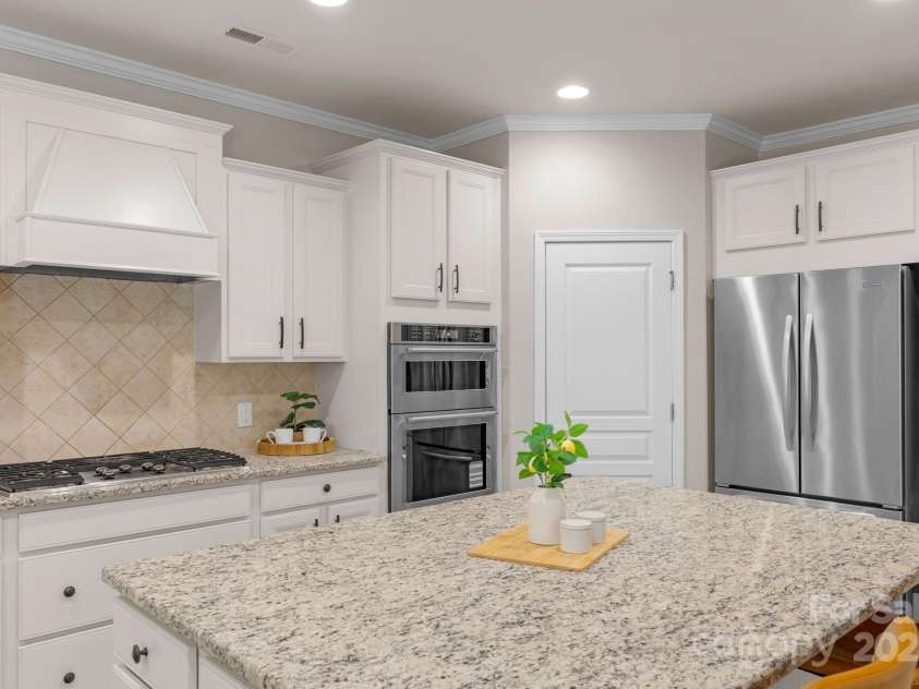 10604 Waxhaw Manor Drive, Waxhaw, NC 28173.  MLS# CAR4287173, YatesRealty ID 32364. Kitchen