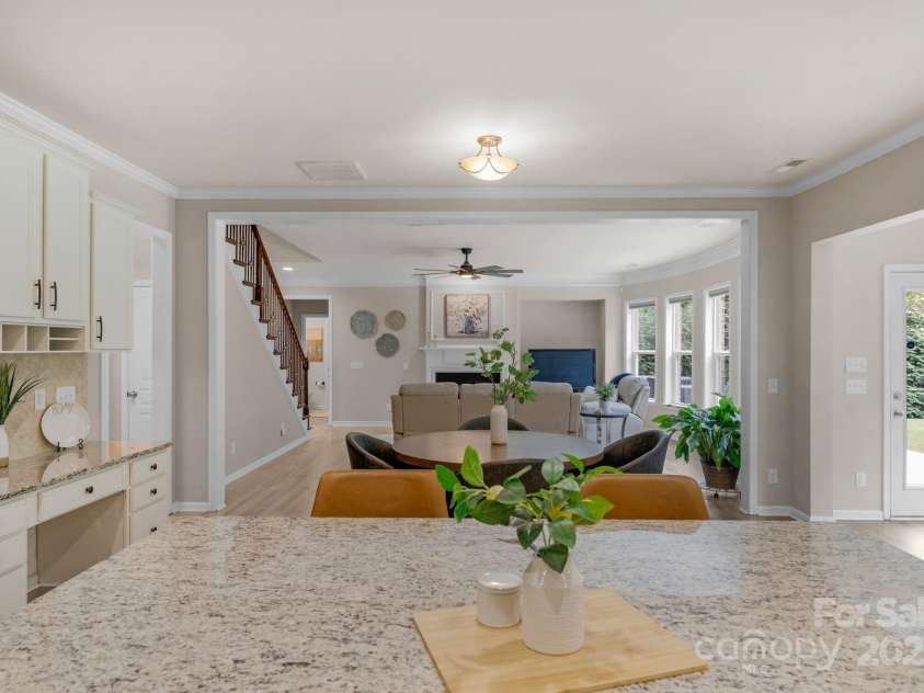 10604 Waxhaw Manor Drive, Waxhaw, NC 28173.  MLS# CAR4287173, YatesRealty ID 32364. Kitchen/Family room