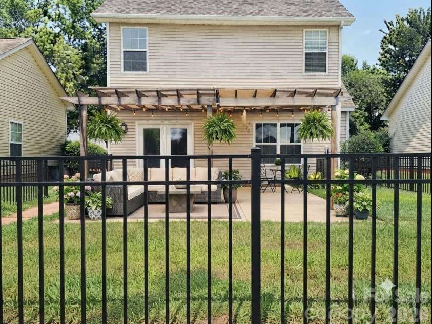 8804 Arrowhead Place Lane, Cornelius, NC 28031.  MLS# CAR4396773, YatesRealty ID 32364. 