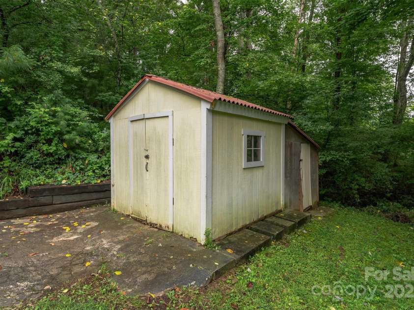 34 East Street, Weaverville, NC 28787.  MLS# CAR4291627, YatesRealty ID 32366. 