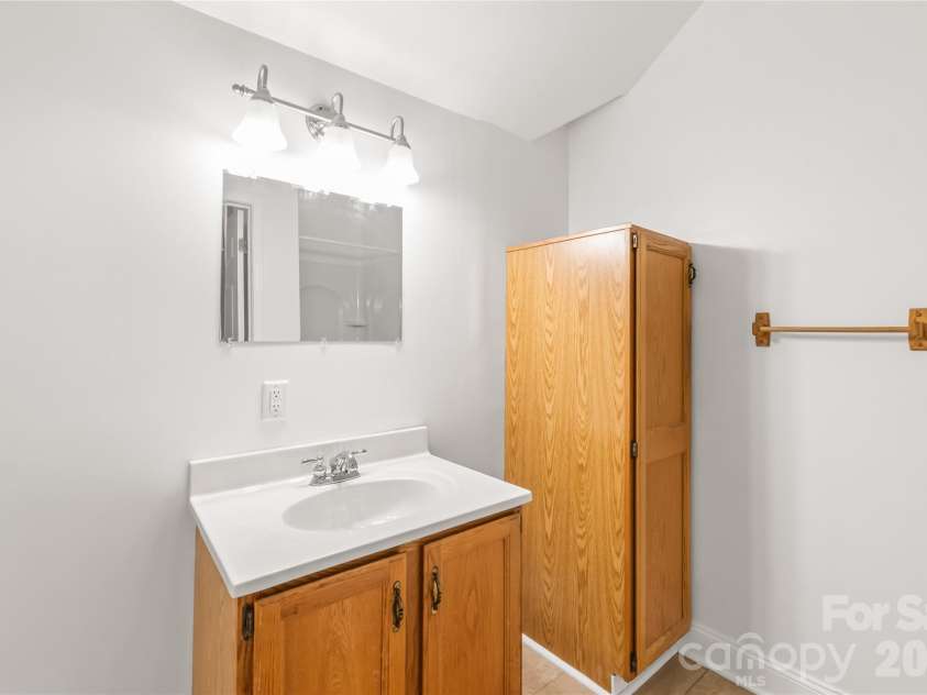 424 Rollingbrook Road, Kings Mountain, NC 28086.  MLS# CAR4318684, YatesRealty ID 3237. Bathroom