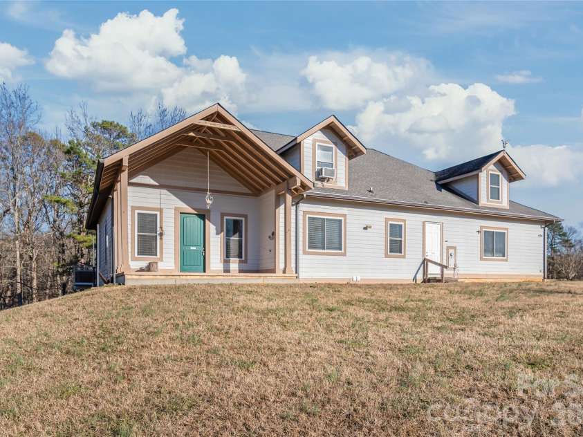 424 Rollingbrook Road, Kings Mountain, NC 28086.  MLS# CAR4318684, YatesRealty ID 3237. Front Exterior