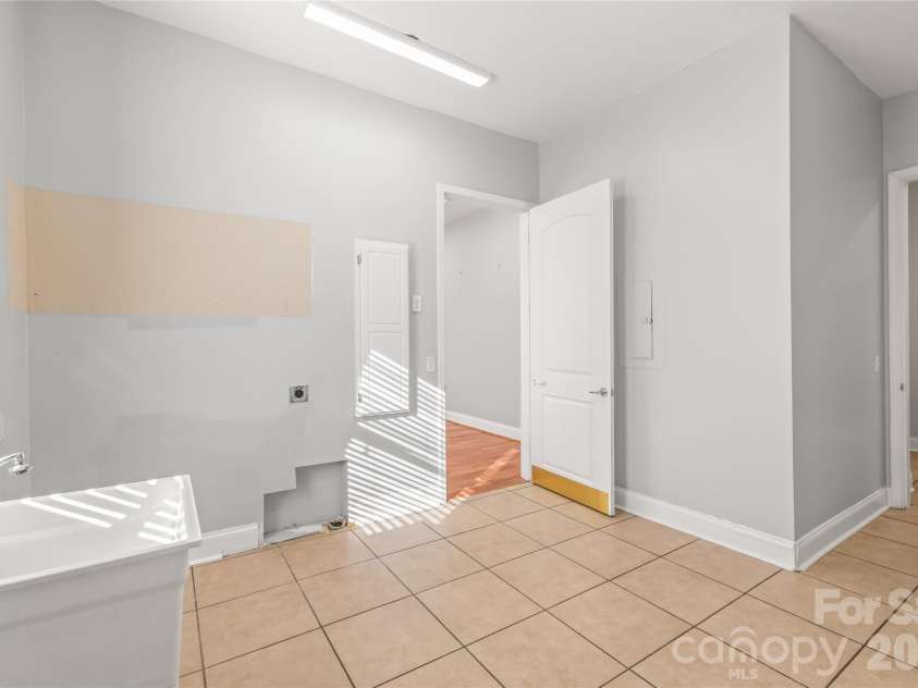 424 Rollingbrook Road, Kings Mountain, NC 28086.  MLS# CAR4318684, YatesRealty ID 3237. Main level laundry room