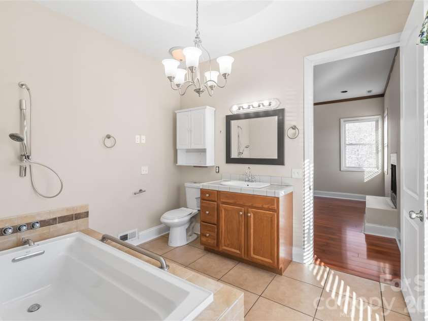 424 Rollingbrook Road, Kings Mountain, NC 28086.  MLS# CAR4318684, YatesRealty ID 3237. Primary Bath with inviting deep soaking tub