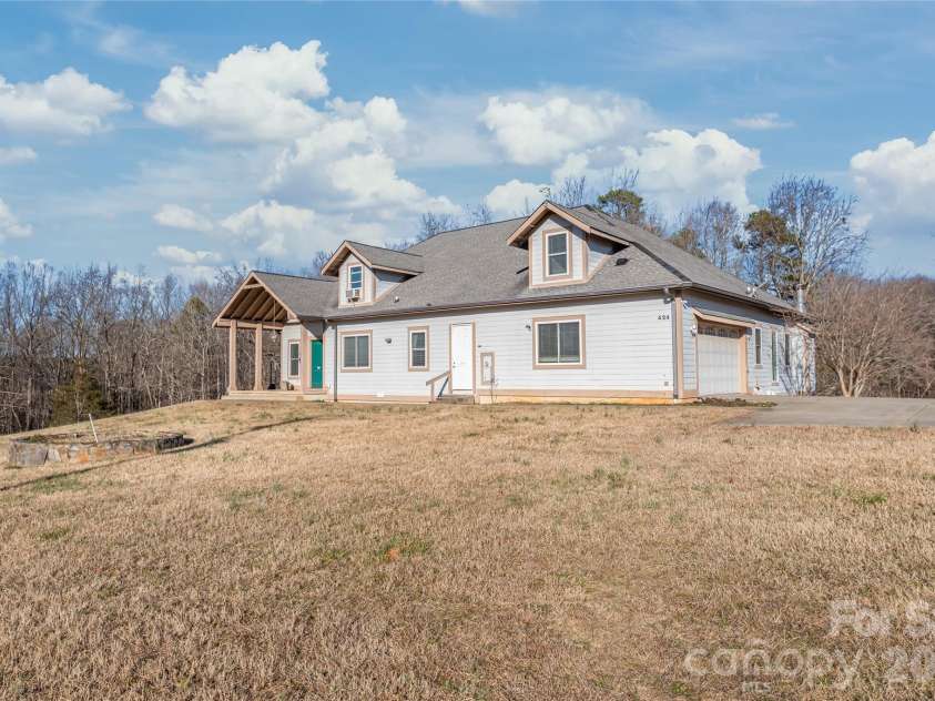 424 Rollingbrook Road, Kings Mountain, NC 28086.  MLS# CAR4318684, YatesRealty ID 3237. Private hillside setting with expansive open yard and wooded backdrop.